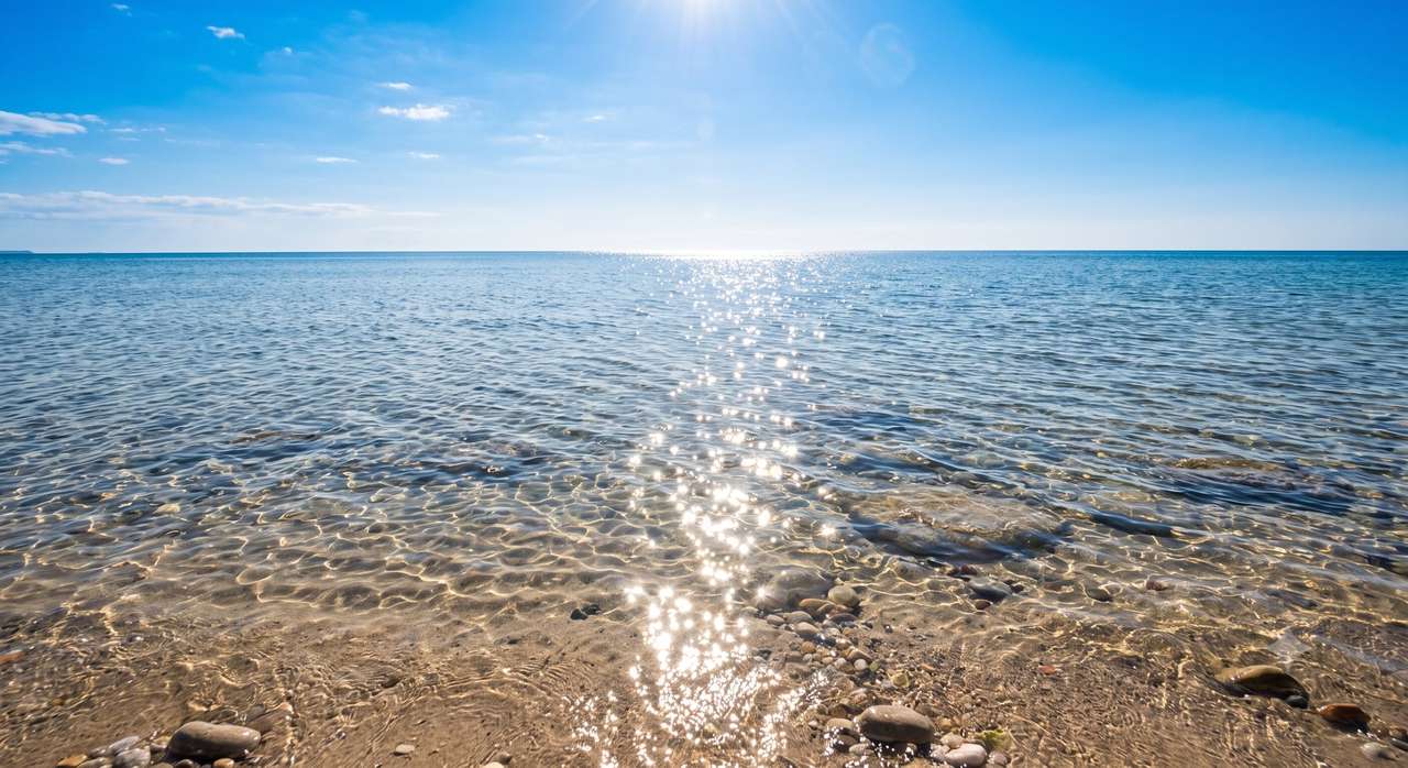 Bord de mer ensoleillé, reflets sur l'eau